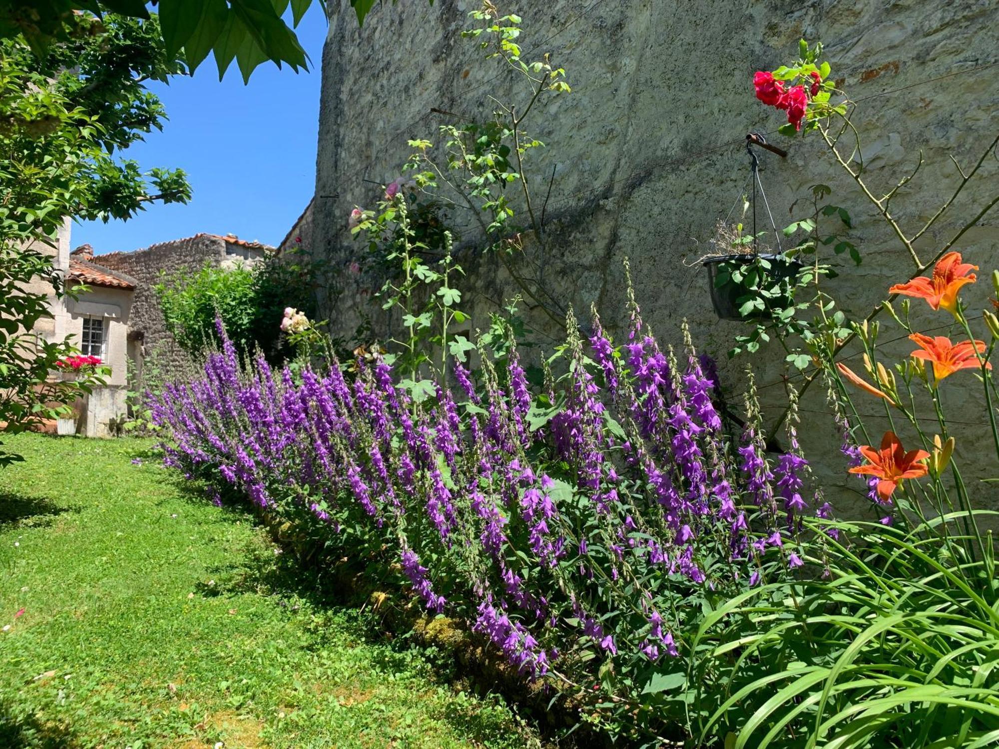 The Cool Lounge A Coulonges - Charente Bed & Breakfast Exterior photo