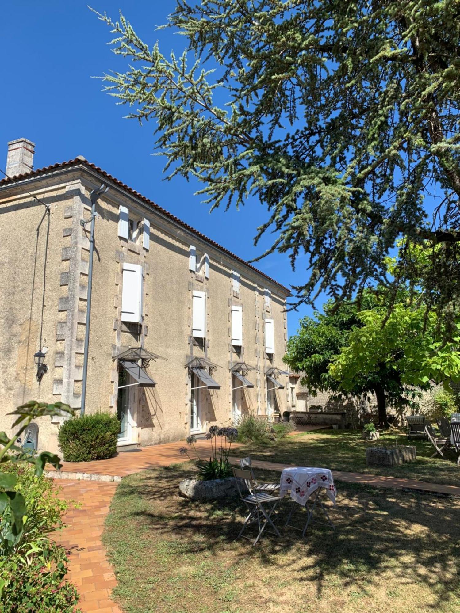 The Cool Lounge A Coulonges - Charente Bed & Breakfast Exterior photo