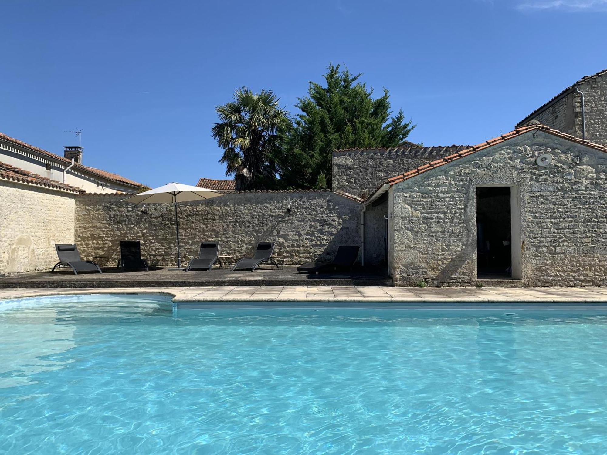 The Cool Lounge A Coulonges - Charente Bed & Breakfast Exterior photo